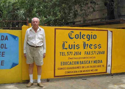 Luis Hess vor seiner Schule